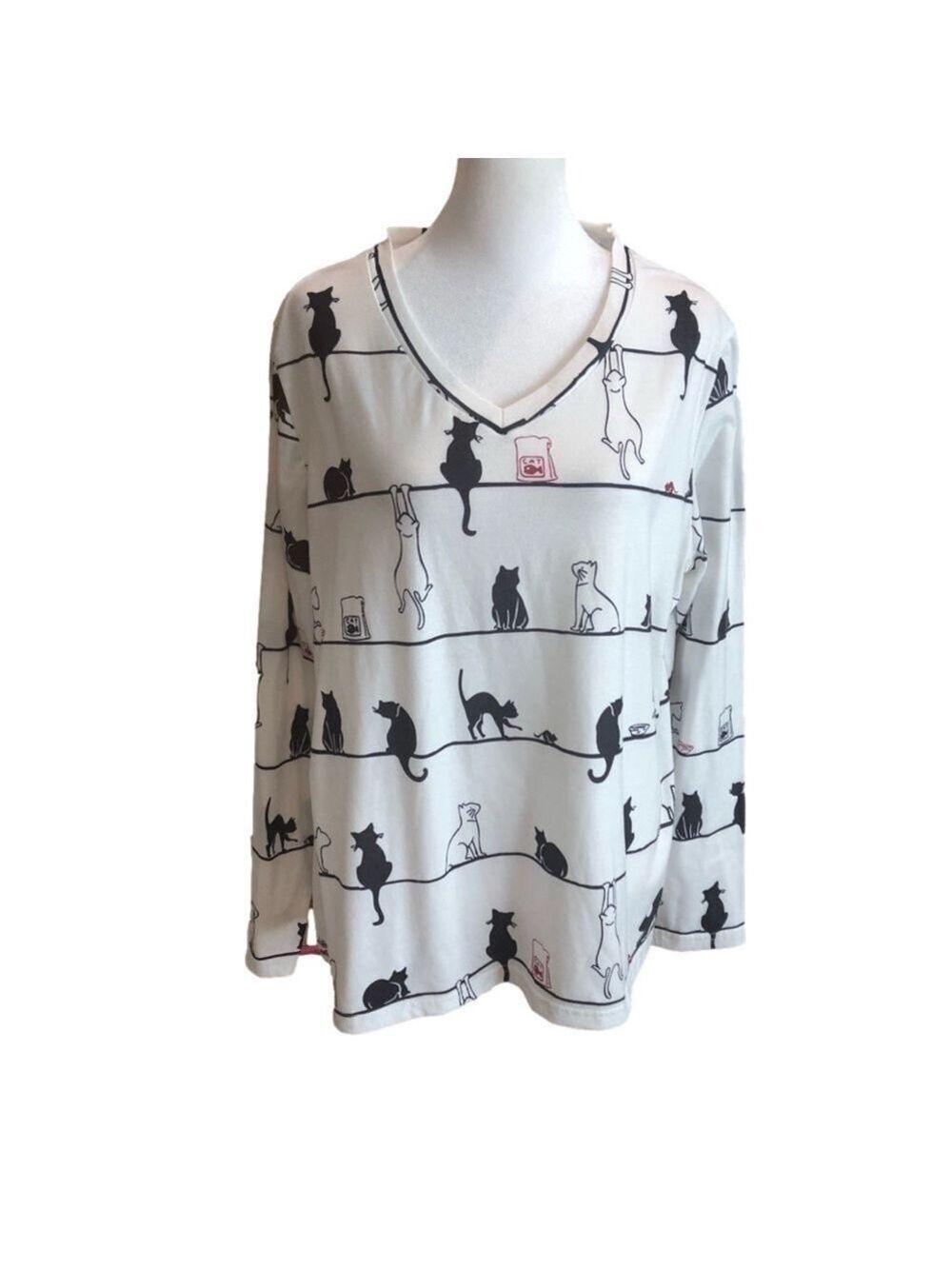 Cats Novelty print long sleeve v-neck tee shirt size 2XL. White, black, red